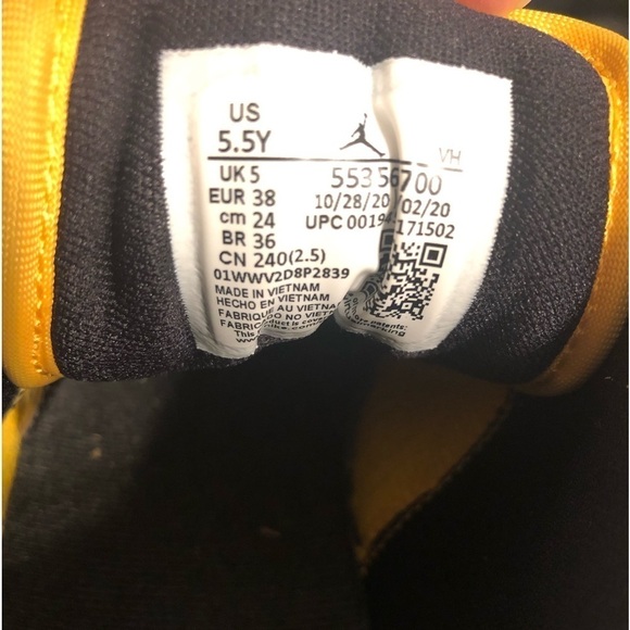 NEW Nike Air Jordan Gold and Black Sneakers size 5.5 Youth - Picture 5 of 5